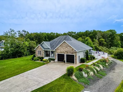 100 Oxford Ln, Swansea, MA 02777