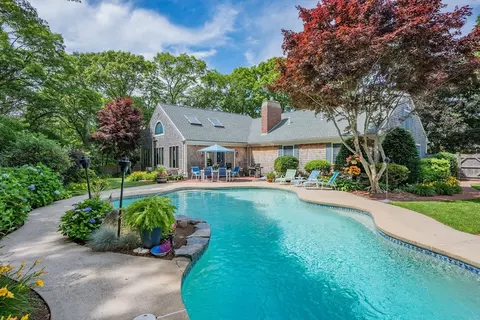 5 Sachem Dr, Centerville, MA 02632