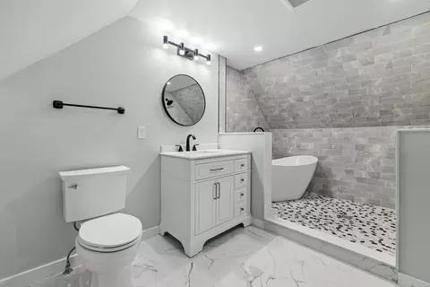 Bath - 711 Ware St, Mansfield, MA 02048 photo 4 of 6