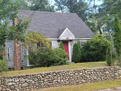 951 Pond St, Franklin, MA 02038