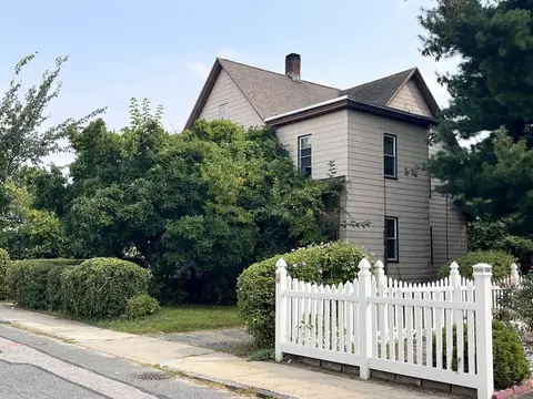 67 Manhattan St, Springfield, MA 01109 photo 4