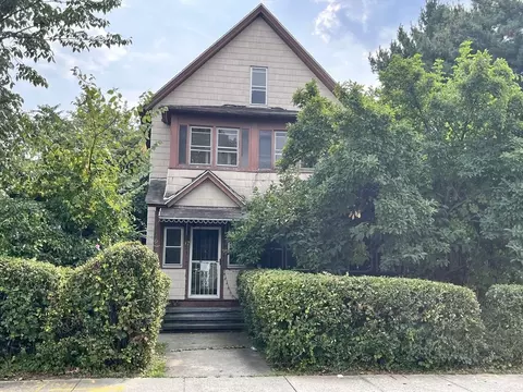 67 Manhattan St, Springfield, MA 01109