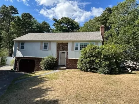 9 Queen Dr, Plymouth, MA 02360