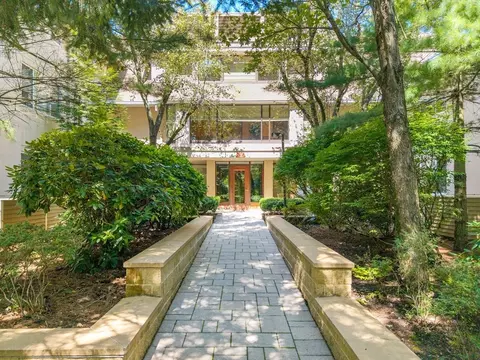 232 Allandale Rd #2D, Chestnut Hill, MA 02467
