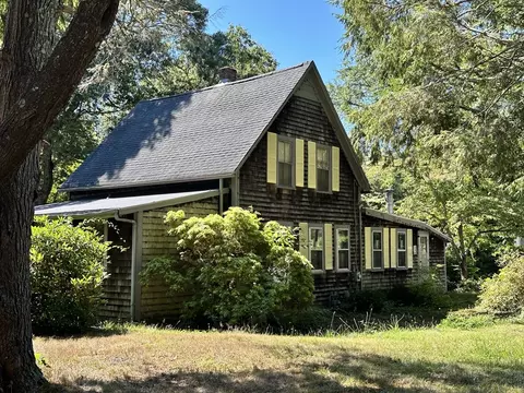 1044 Old Falmouth Rd, Marstons Mills, MA 02648