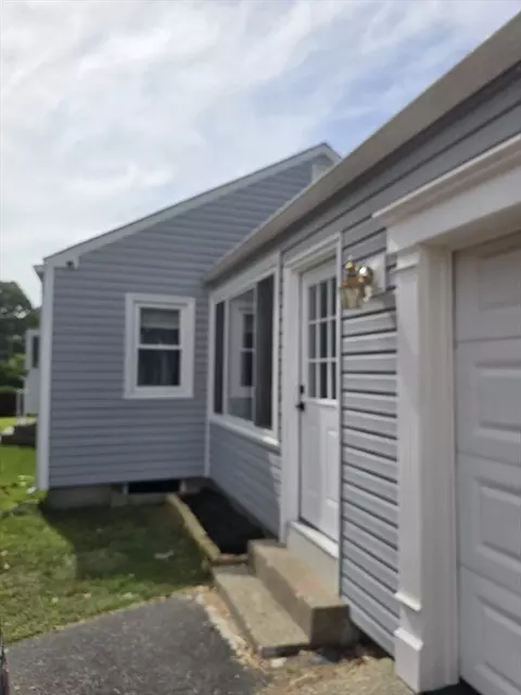 98 Granger St, Springfield, MA 01119 photo 3