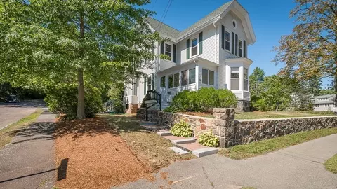 30 Pine St, Manchester, MA 01944