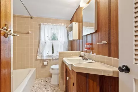Bath - 71 Wescroft Rd, Reading, MA 01867 photo 2 of 2