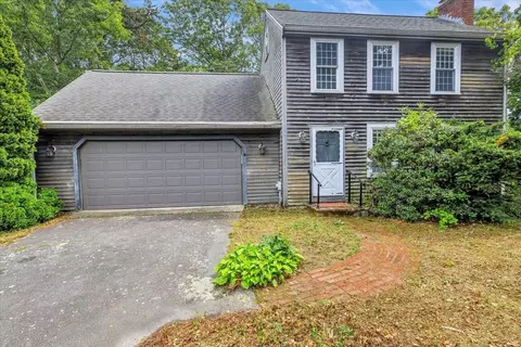 18 Tree Top Ln, Falmouth, MA 02536