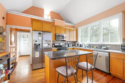 515 Lexington St #2, Waltham, MA 02451