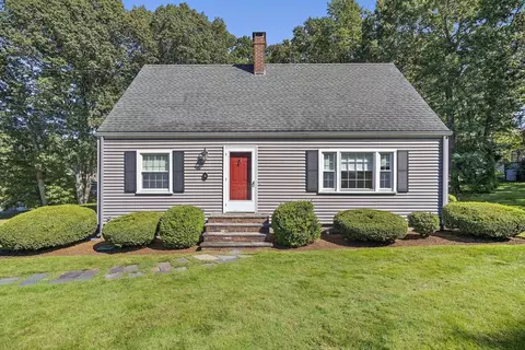 4 Hiawatha Rd, Woburn, MA 01801