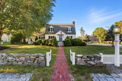 2 Orchard Pl, Douglas, MA 01516