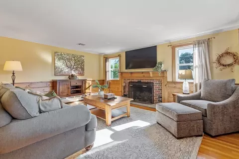 Living - 46 Temi Rd, Hudson, MA 01749 photo 2 of 3