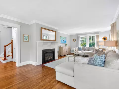 8 Old Town Rd, Wellesley, MA 02481 photo 2