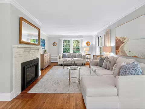 8 Old Town Rd, Wellesley, MA 02481 photo 3