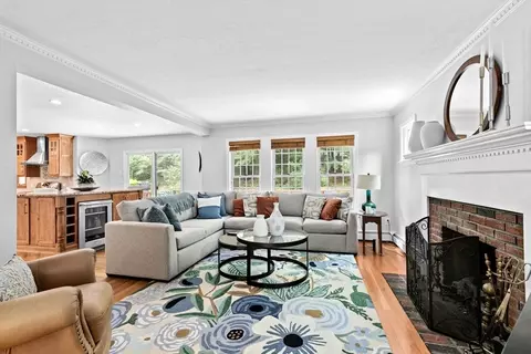 Living - 21 Chowdermarch St, Marshfield, MA 02050 photo 2 of 4