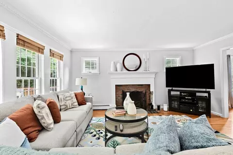 Living - 21 Chowdermarch St, Marshfield, MA 02050 photo 1 of 4