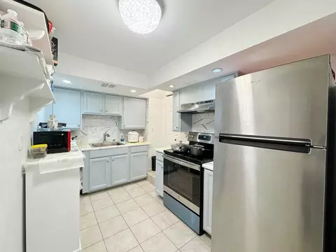 195 Thomas Burgin Pkwy #205, Quincy, MA 02169