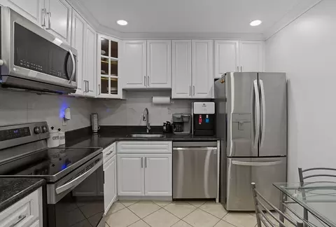 2 Summit Dr #67, Reading, MA 01867
