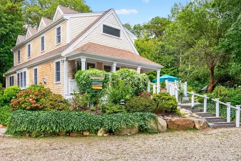 819 W Falmouth Hwy, Falmouth, MA 02540
