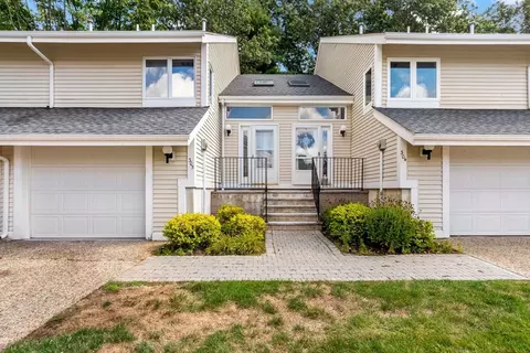 305 Centre Ln #305, Walpole, MA 02081