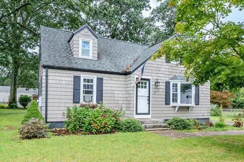 34 Deslauriers St, Chicopee, MA 01020