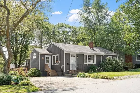 12 Seagull St, Rockport, MA 01966