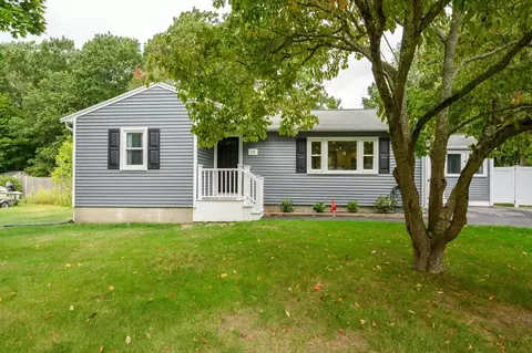 15 Kings Ter, Pembroke, MA 02359