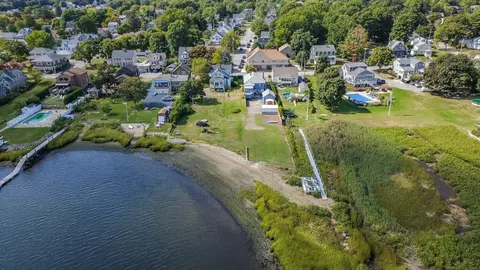 2714 Riverside Ave, Somerset, MA 02726