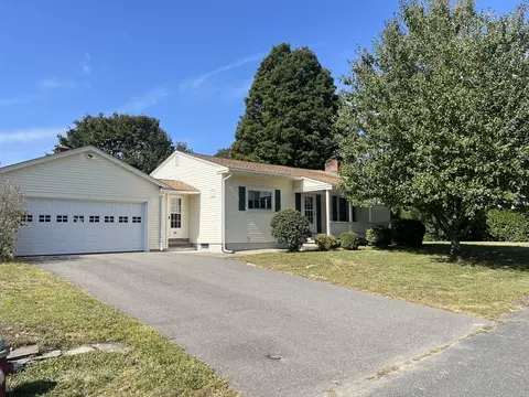 20 Dunton St, Turners Falls, MA 01376