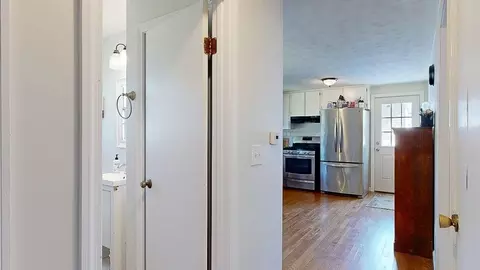 Entry Way - 4 Stratton Dr, Hudson, MA 01749 photo 3 of 5