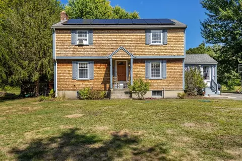 129 Franklin St, Halifax, MA 02338