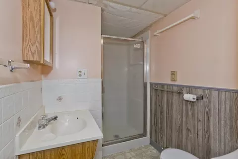 Bath - 68 Saffron Cir, Springfield, MA 01129 photo 3 of 3