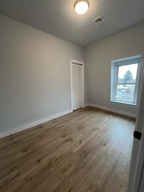 7 Winthrop St, Worcester, MA 01604 photo 4