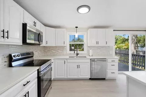 Kitchen - 26 Portulaca Dr, Springfield, MA 01129 photo 4 of 5