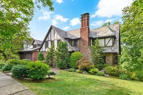 146 Woodchester Dr, Chestnut Hill, MA 02467