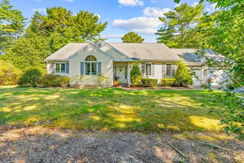 12 Yardarm Dr, Mashpee, MA 02649