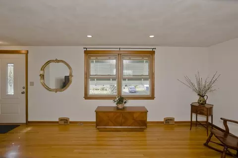 Living - 19 Dennis St, Springfield, MA 01118 photo 3 of 5