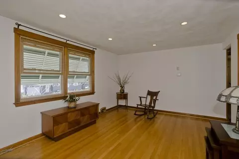 Living - 19 Dennis St, Springfield, MA 01118 photo 4 of 5