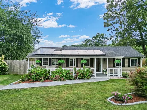 12 E Public St, Freetown, MA 02702