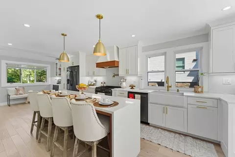 292 Lynn St, Peabody, MA 01960