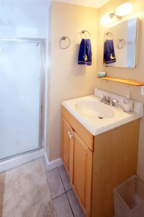 Bath - 6 Holiday Ln, Hyannis, MA 02601 photo 2 of 5