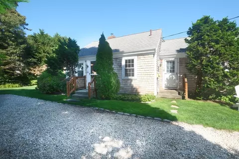 6 Holiday Ln, Hyannis, MA 02601