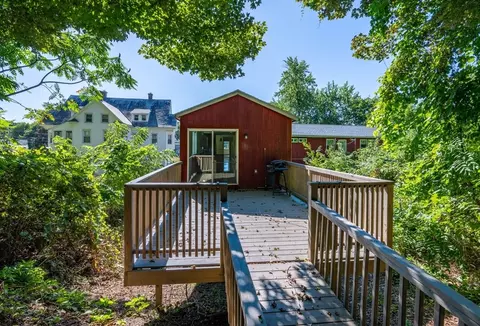 225 Nonotuck St #C, Florence, MA 01062