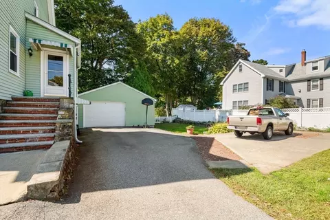 7 Everett St, Stoneham, MA 02180 photo 2