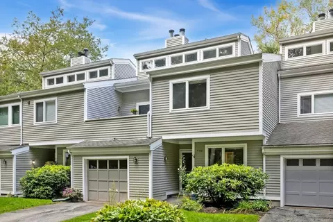 402 Pine Brook Dr #402, Peabody, MA 01960
