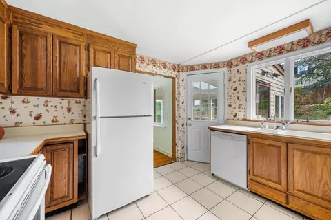 11 May St, Marblehead, MA 01945 photo 9