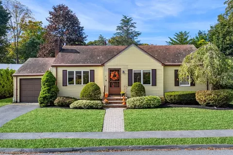 11 May St, Marblehead, MA 01945