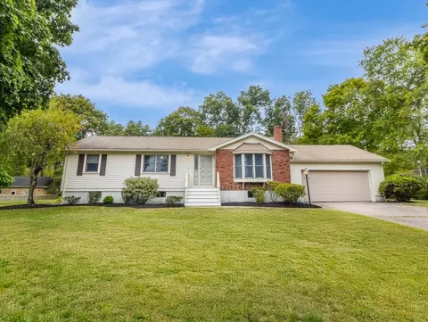 7 School St, Easton, MA 02375