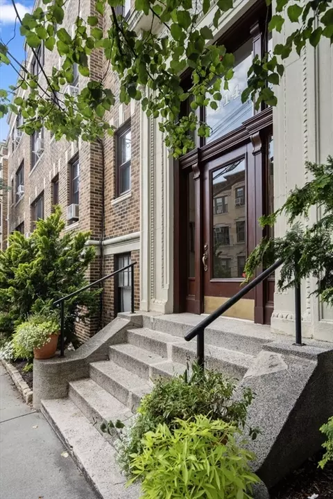 114 Saint Paul St #5, Brookline, MA 02446